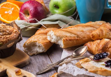 Portakal suyu kahve ekmek kruvasan tereyağı reçel ile Kahvaltı