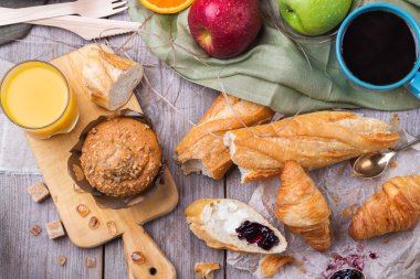 Portakal suyu kahve ekmek kruvasan tereyağı reçel ile Kahvaltı