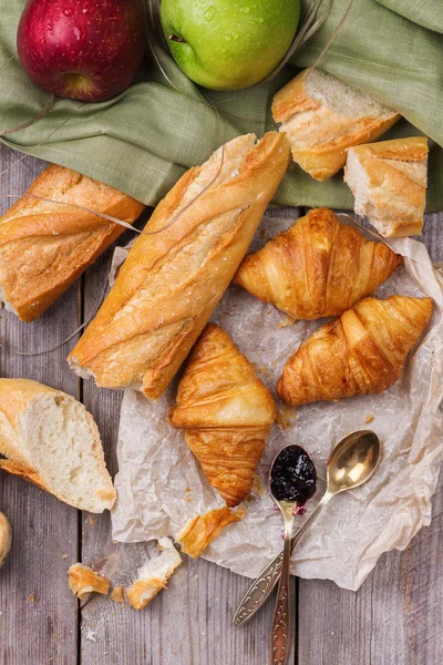 Pain baguette français au beurre et confiture pour le petit déjeuner — Photo