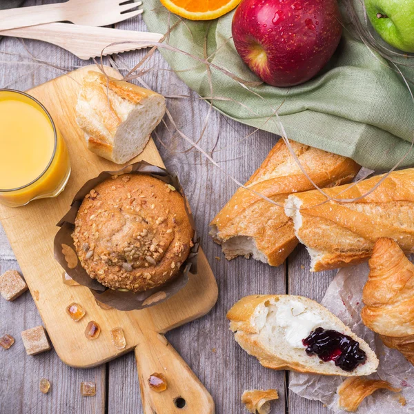 Sağlıklı kek kek croissant Fransız baget kahvaltı için