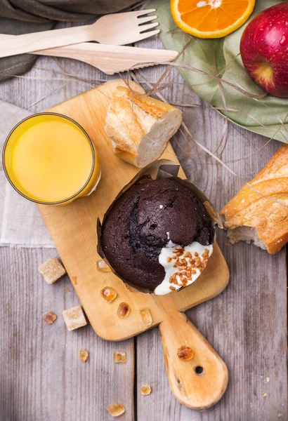 Choklad muffin tårta fransk baguette till frukost — Stockfoto