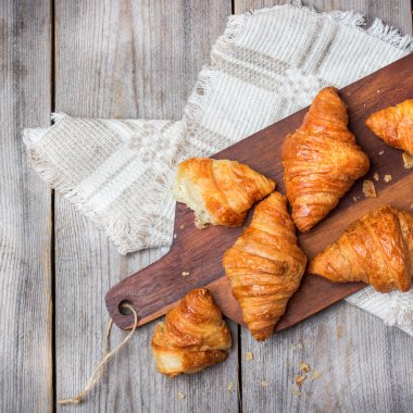 Kesim Pano rustik Masası günü kahvaltıda taze kruvasanlar
