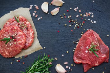 Taze çiğ et ve burger pirzola grunge masada