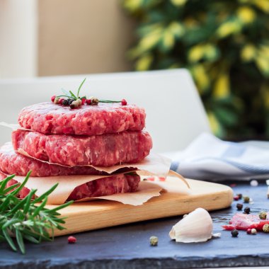 Taze çiğ hamburger pirzola, açık arka plan