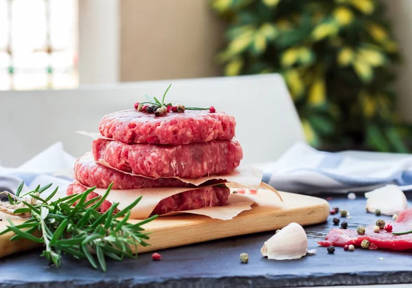 Čerstvé syrové hamburger karbanátky, venkovní pozadí — Stock fotografie
