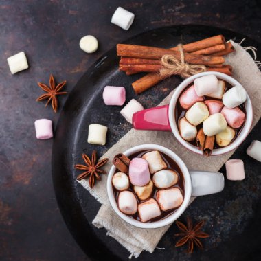 Sıcak çikolata şekerleme ve baharat grunge karanlık tablo ile