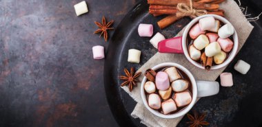 Sıcak çikolata şekerleme ve baharat grunge karanlık tablo ile