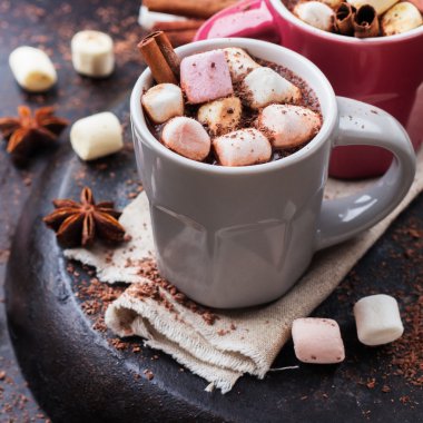 Sıcak çikolata şekerleme ve baharat grunge karanlık tablo ile