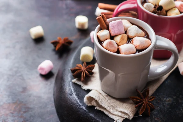 マシュマロとグランジ暗いテーブル スパイス ホット チョコレート — ストック写真