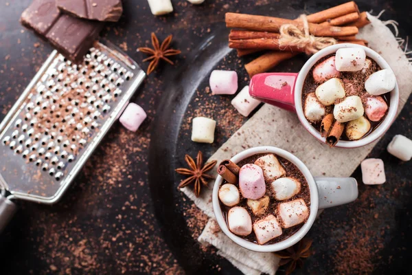 Cokelat panas dengan marshmallow dan rempah-rempah di atas meja yang gelap — Stok Foto