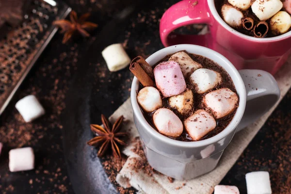 Chocolate quente com marshmallows e especiarias na mesa escura grunge — Fotografia de Stock
