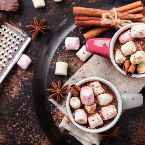 Varm choklad med marshmallows och kryddor på grunge mörka bord — Stockfoto