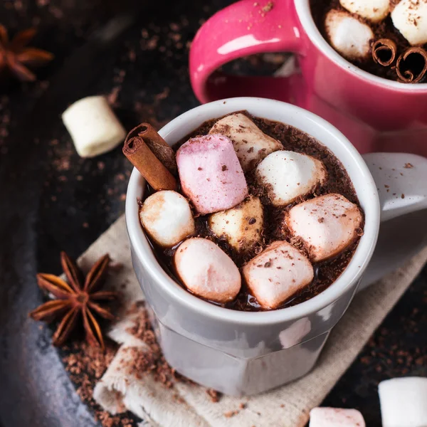 Hot chocolate with marshmallows and spices on grunge dark table — Stock Photo, Image