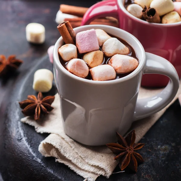 Chocolate quente com marshmallows e especiarias na mesa escura grunge — Fotografia de Stock