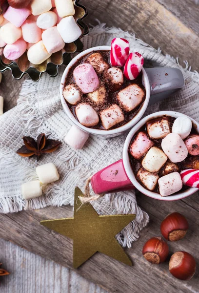 Chocolate quente com marshmallows e especiarias na mesa de madeira rústica — Fotografia de Stock