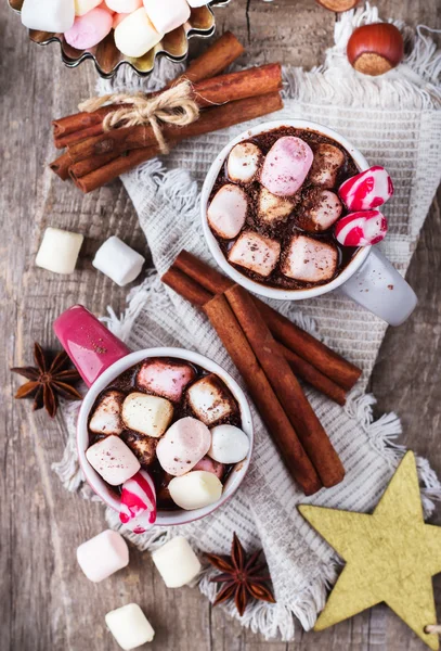 Warme chocolademelk met marshmallows en specerijen op de rustieke houten tafel — Stockfoto