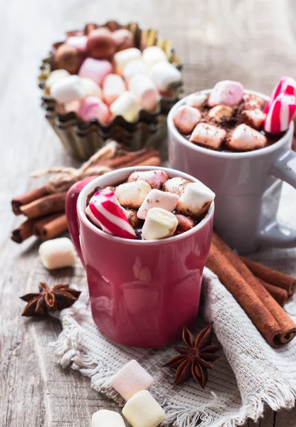 Chocolate quente com marshmallows e especiarias na mesa de madeira rústica — Fotografia de Stock