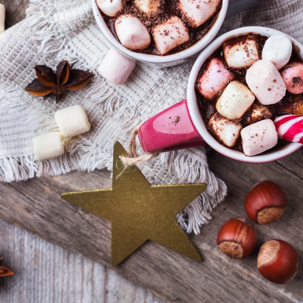 Chocolate quente com marshmallows e especiarias na mesa de madeira rústica — Fotografia de Stock
