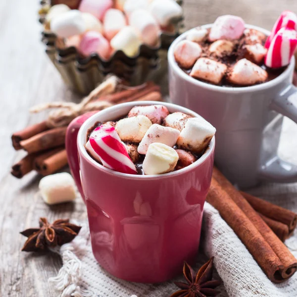 Chocolate quente com marshmallows e especiarias na mesa de madeira rústica — Fotografia de Stock