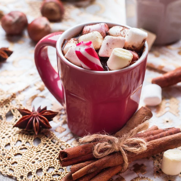 마쉬 멜 로우와 소박한 나무 테이블에 향신료와 핫 초콜릿 — 스톡 사진