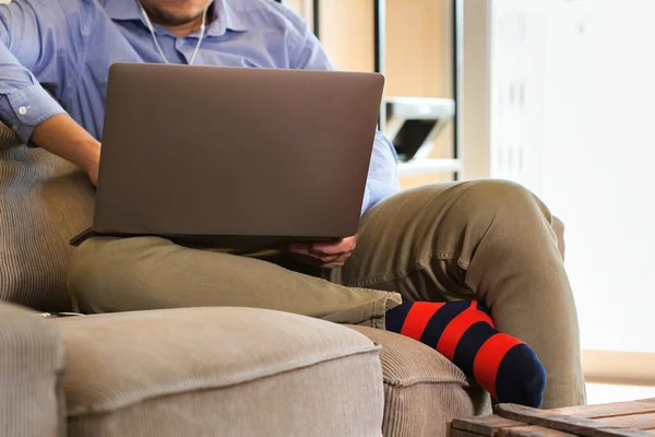 Jovem Empresário Milenar Freelancer Trabalhando Laptop Sentado Sofá Composição Estilo — Fotografia de Stock