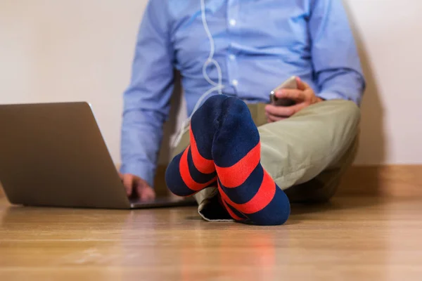 Jovem Empresário Milenar Freelancer Trabalhando Laptop Sentado Chão Composição Estilo — Fotografia de Stock