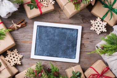 Yaratıcı sıfır noel konsepti. El yapımı çevre dostu ambalaj kağıdı ve geleneksel Japon tarzı furoshiki kumaş ambalajlı hediye kutuları. Düz yatış, üst görünüm