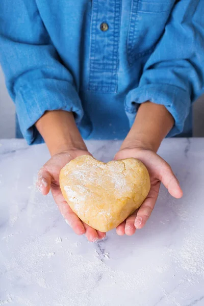 Glücklicher Netter Kleiner Junge Der Ein Herzförmiges Stück Selbstgemachten Teigs — Stockfoto