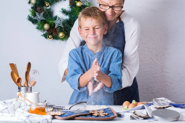 幸せなシニア成熟した女性 祖母と若い男の子 孫料理 練り生地 ベーキングパイ ケーキ クッキー 居心地の良いキッチンで家族の時間 家での季節の冬のクリスマス活動 — ストック写真