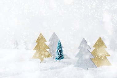 Yeni yıl tatili konsepti. Tebrik kartı için Beyaz Kış Yılbaşı Ormanı. Boşluk arkaplanı kopyala