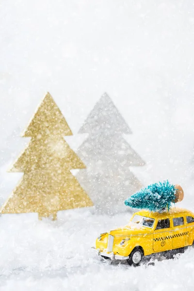 New Year Holiday Concept Yellow Toy Taxi Car Carrying Christmas — Stock Photo, Image