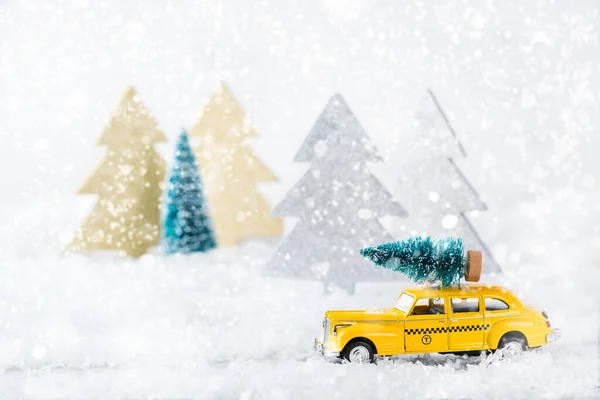 New Year Holiday Concept Yellow Toy Taxi Car Carrying Christmas — Stock Photo, Image