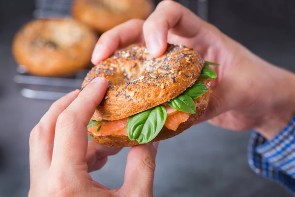 Essen Mittagessen Brunch Essen Auf Dem Teller Plattenkonzept Junger Mann — Stockfoto