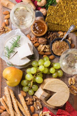 Süt ürünleri içermeyen organik tabaklar, çerez ve meyveli kaju fıstığından çiğ peynir. Vejetaryen, vejetaryen, bitkisel gıda, beslenme ve diyet, sağlıklı beslenme konsepti.