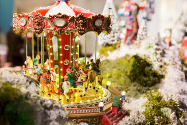 Noel süsleri alışveriş merkezinde, merkezde, yeni yılı kutlamak için. Mutlu yıllar 2021. Tatiller ve tatil kış mevsimi Aralık konsepti.