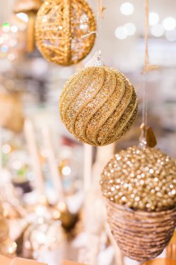 Noel süsleri alışveriş merkezinde, merkezde, yeni yılı kutlamak için. Mutlu yıllar 2021. Tatiller ve tatil kış mevsimi Aralık konsepti.