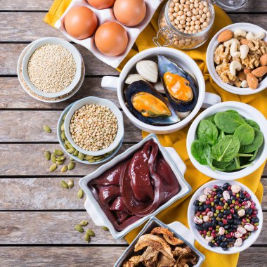 Sağlıklı beslenme diyeti konsepti. Yüksek demir içerikli yiyecekler. Sığır ciğeri, ıspanak, yumurta, baklagil, fındık, mantar, kinoa, susam, kabak çekirdeği, soya fasulyesi, deniz ürünleri. Düz yatıyordu 