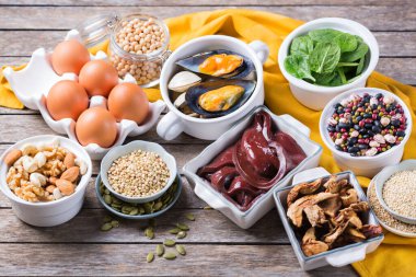 Sağlıklı beslenme diyeti konsepti. Yüksek demir içerikli yiyecekler. Sığır ciğeri, ıspanak, yumurta, baklagil, fındık, mantar, kinoa, susam, kabak çekirdeği, soya fasulyesi, deniz ürünleri..