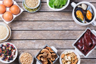 Sağlıklı beslenme diyeti konsepti. Yüksek demir içerikli yiyecekler. Sığır ciğeri, ıspanak, yumurta, baklagil, fındık, mantar, kinoa, susam, kabak çekirdeği, soya fasulyesi, deniz ürünleri. Uzayı kopyala, düz yat 