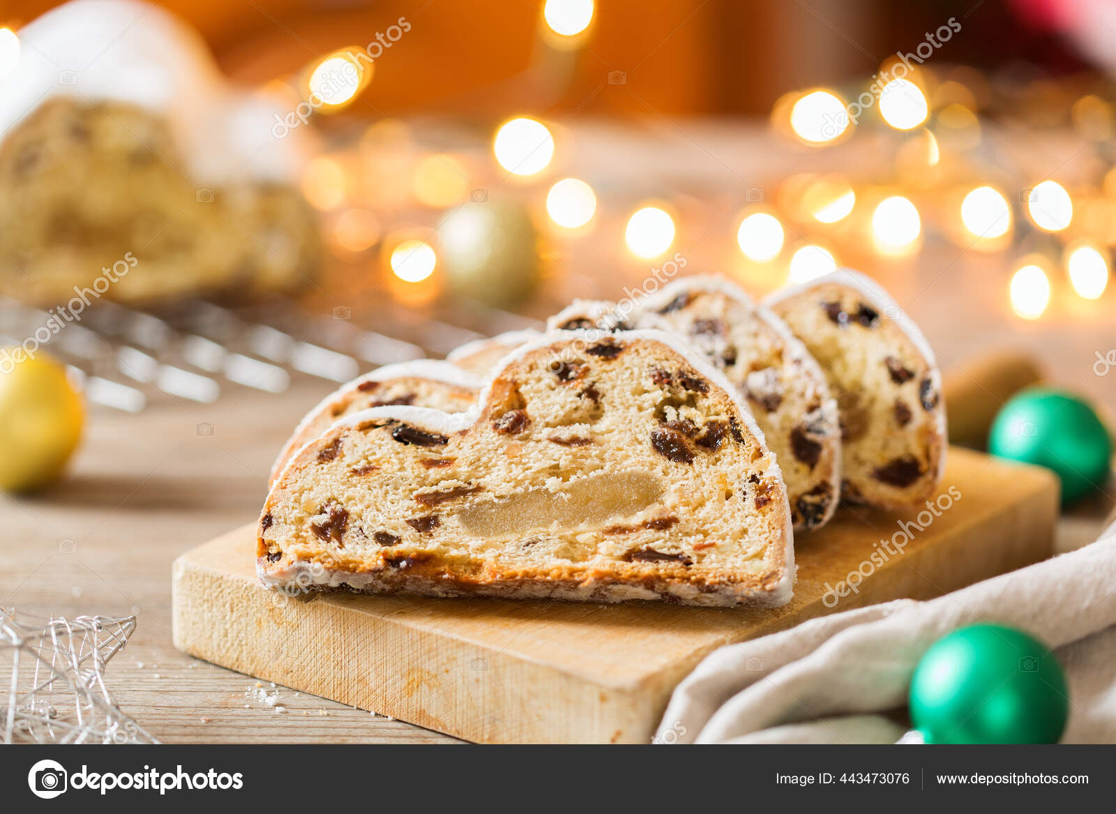 季節の食べ物や飲み物 冬のコンセプト 伝統的なヨーロッパのドイツの自家製クリスマスケーキ ペストリーデザートお祝いの装飾が施された木製の背景にストロール ストック写真 C mulya 季節の食べ物や飲み物 冬のコンセプト 伝統的なヨーロッパのドイツの自家製クリスマスケーキ ペストリーデザートお祝いの装飾が施された木製の背景にストロール ストック写真 C mulya
