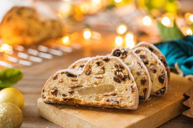 Mevsimlik yiyecek ve içecek, kış konsepti. Geleneksel Avrupa Alman ev yapımı Noel pastası, hamur tatlısı ahşap bir arka planda çalınmış şenlikli süslemeli..