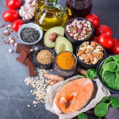 Dengeli diyet gıda konsepti. Sağlıklı gıda çeşitleri, düşük kolesterol, ıspanak avokado kırmızı şarap yeşil çay, somon, keten tohumu, zerdeçal, sarımsak, zeytinyağı.