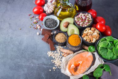 Dengeli diyet gıda konsepti. Sağlıklı gıda çeşitleri, düşük kolesterol, ıspanak avokado kırmızı şarap yeşil çay, somon, keten tohumu, zerdeçal, sarımsak, zeytinyağı.