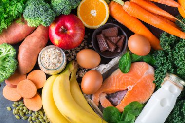 Dengeli beslenme konsepti, astım ve solunum gevşetici gıda, temiz yeme diyeti. D vitamini, beta-karoten ve mutfak masasında yemek pişirmek için magnezyum içeren sağlıklı malzemeler..