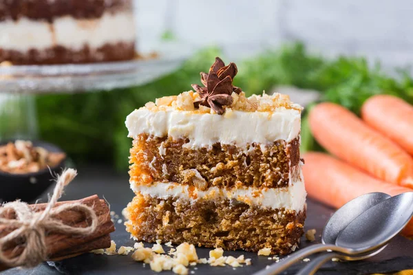 Conceito Comida Bebida Bolo Cenoura Caseiro Saudável Com Nozes Nozes — Fotografia de Stock