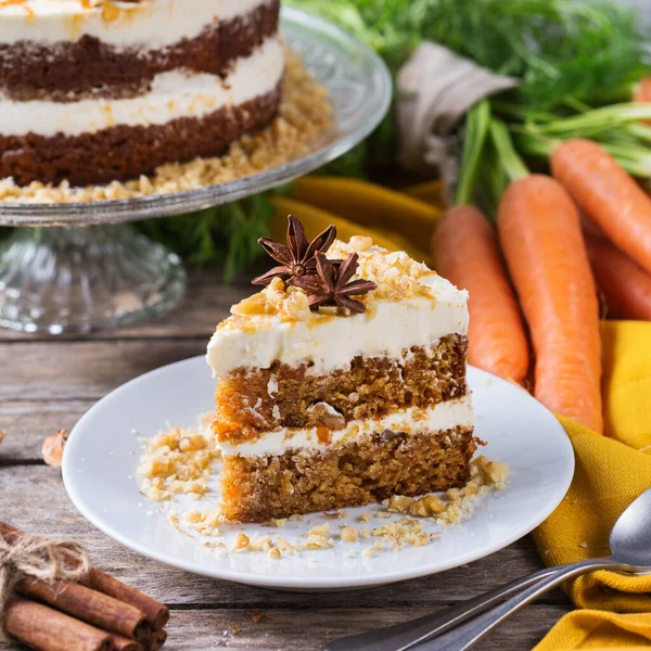 食品和饮料概念 健康的自制胡萝卜蛋糕与核桃 坚果和香料在乡村厨房桌子上 复活节甜点 — 图库照片