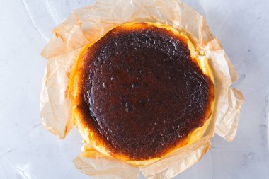 Ev yapımı Bask keki, New York usulü çatlamış peynirli kek. San Sebastian, İspanya 'dan moda yerel yemekler. Ev yemeği için kolay.