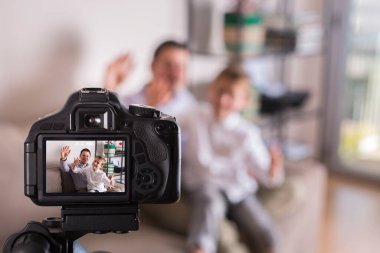 Vlogger ailesi koltukta otururken sosyal medya videosu kaydediyor