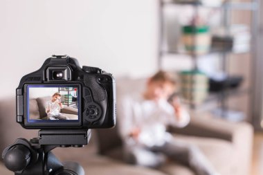 Vlog kaydedicisi koltukta otururken sosyal medya videosu kaydediyor