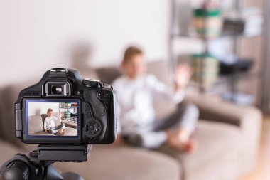 Vlog kaydedicisi koltukta otururken sosyal medya videosu kaydediyor